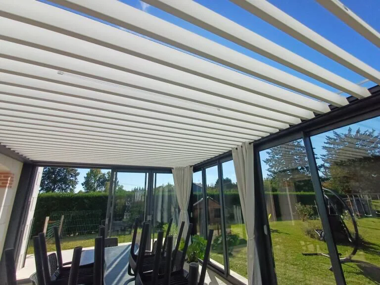 Lames orientables en aluminium par Archi Véranda