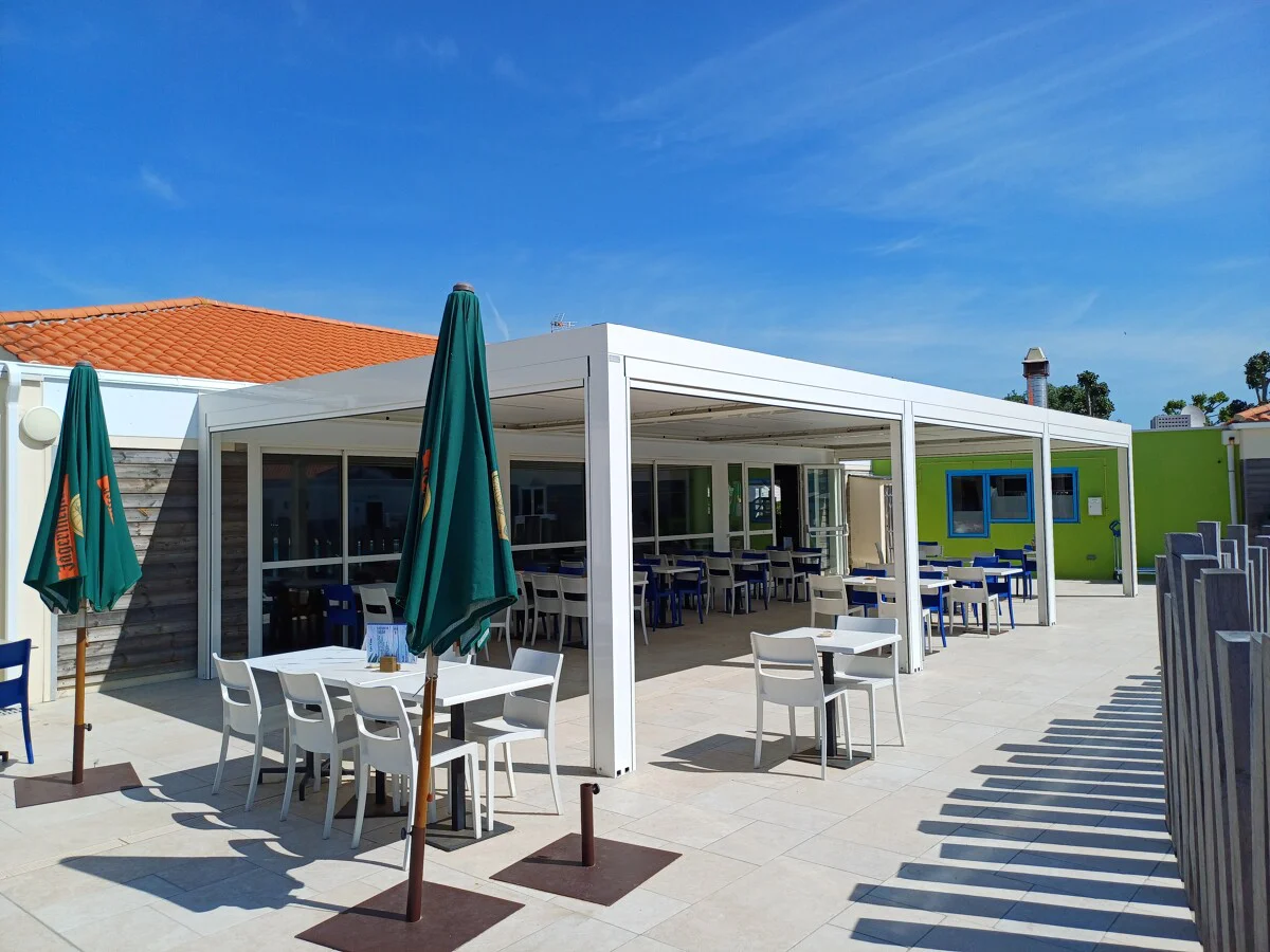 storm-pro-pergolasPergola-bioclimatik_Camping-Les-Aventuriers-de-la-Calypso_Saint-Jean-de-Monts--21-