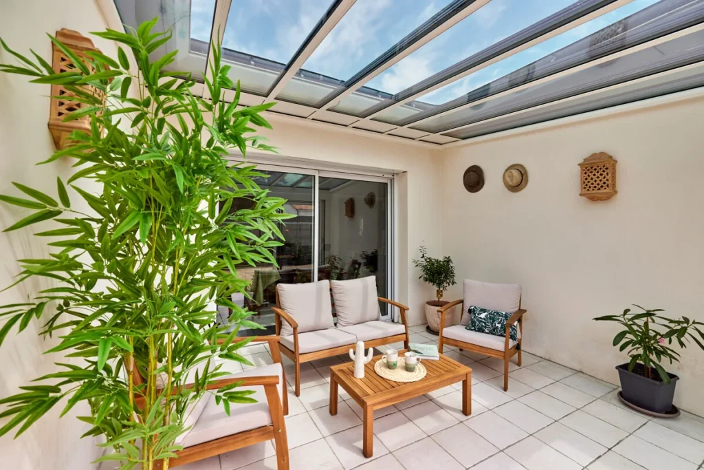 Véranda moderne Archi Véranda avec volets roulants